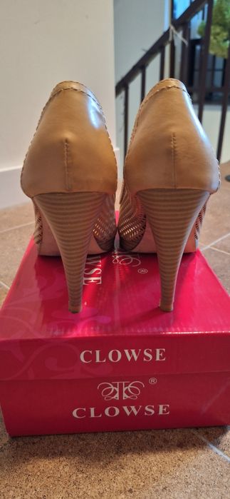 Buty ażurowe na obcasie 37