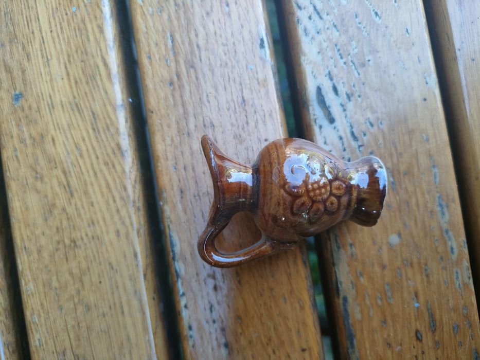 Mały dekoracyjny wazonik