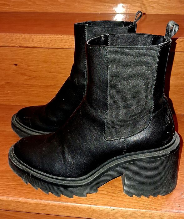 Botas da marca stradivarius n 36 muito confortáveis