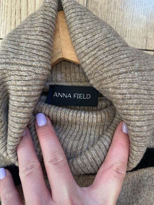 Sukienka dzianinowa z golfem Anna Field