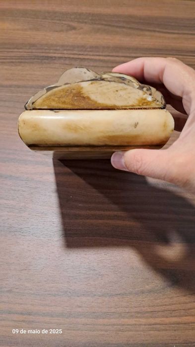 Caixa de jóias antiga, artesanal, em osso e latão.
