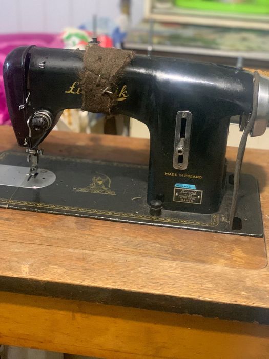 Швейна машинка старовинна