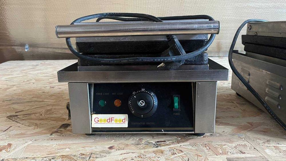 Вафельниця бельгійская GoodFood WB1S