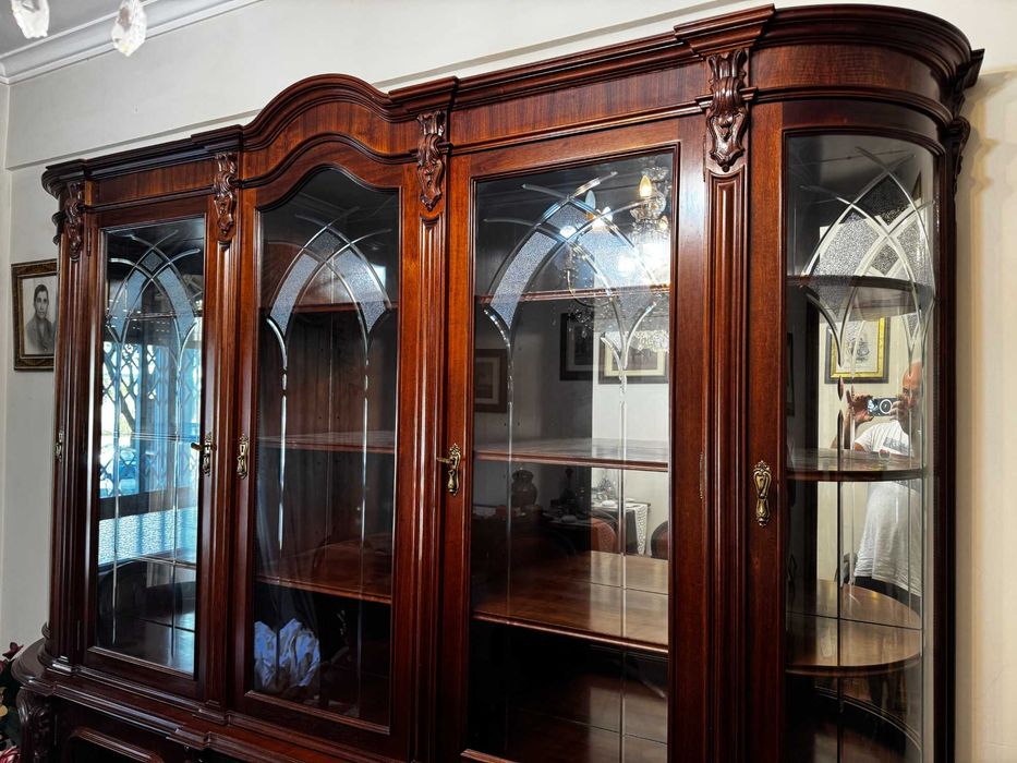 Sala de jantar clássica completa - mesa, 8 cadeiras e grande cristaleira