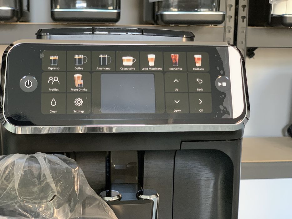 Кофемашина в заводских пленках Philips 5500