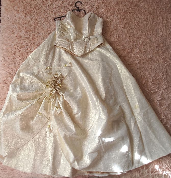 Сукня  з парчі .