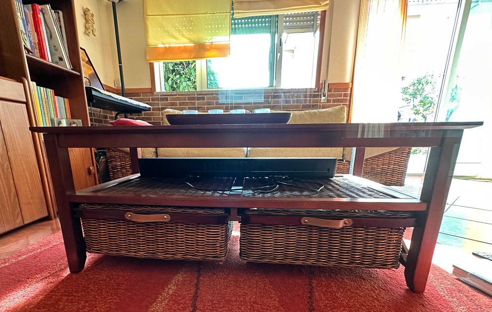 Sofá e mesa de centro.