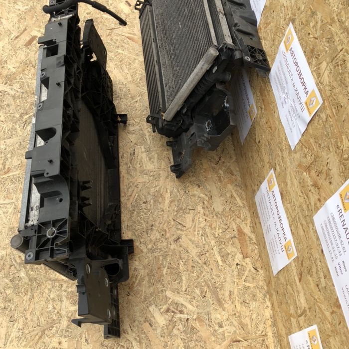 Передня панель (телевізор) радіатори Renault Megane 3 Scenic 3 09-15р.