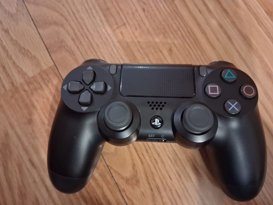 Konsola Ps4 slim +dwa pady +ładowarka +słuchawki.