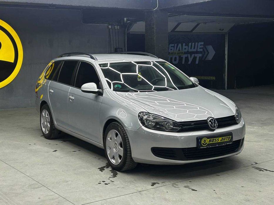 ID
50856

Volkswagen Golf 2010 року з дизельним двигуном 1.6 TDI — це надійний та економічний універсал, який ідеально підходить для щоденних поїздок і далеких подорожей. Мотор вирізняється помірною витратою пального та довговічністю, а механічна коробка передач забезпечує повний контроль над динамікою та витривалістю авто.

Передній привід робить машину передбачуваною та стабільною на дорозі, навіть за складних погодних умов. Універсал пропонує просторий багажний відсік та зручний салон, що робить його чудовим варіантом для сім’ї або активного відпочинку. Машина поєднує комфорт, практичність і класичну надійність VW.

Golf цього року випуску має збалансовану підвіску, приємну керованість та якісну шумоізоляцію. Це автомобіль, який служить довго й не вимагає зайвих вкладень, залишаючись одним із найпопулярніших універсалів у своєму класі.