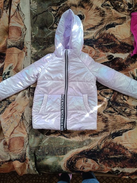 Продам демісезонна куртку фіолетового кольору 104-110р.