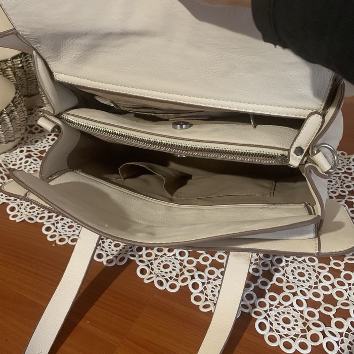 Mala de senhora bege.