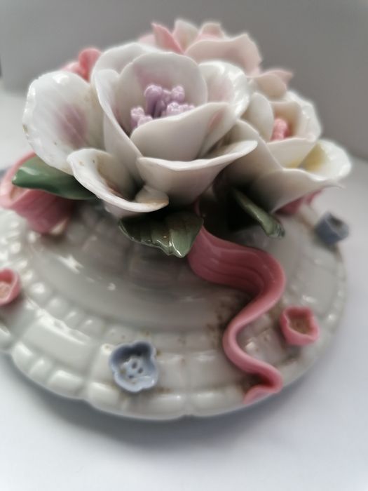 Puzderko, bombonierka, porcelana