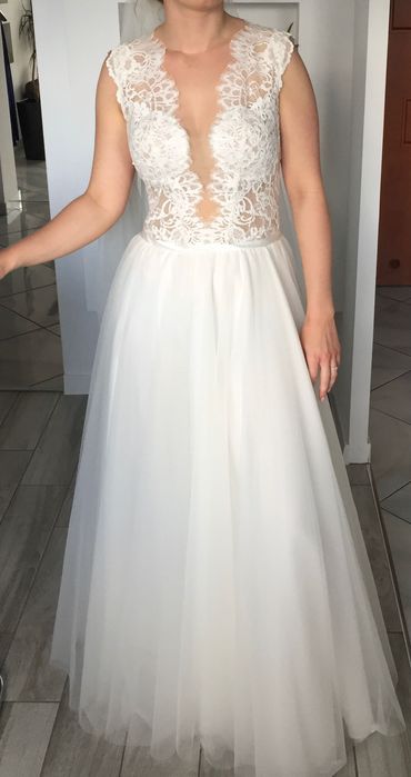 Suknia Ślubna w kolorze złamanej bieli.