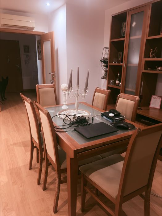 Mesa e seis cadeiras