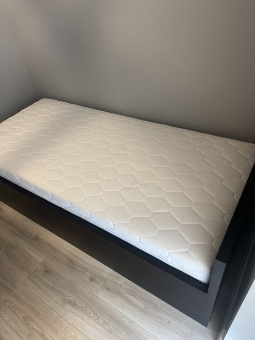 Łóżko z materacem piankowym 90x200