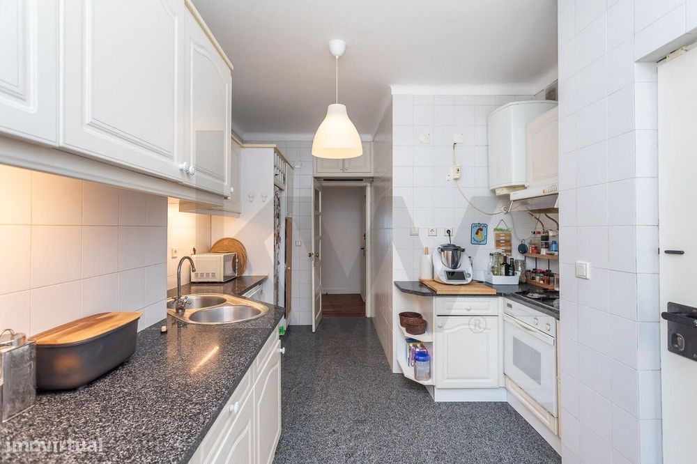 Apartamento T3 com sótão e terraço de utilização exclusiva - Av. de Ma