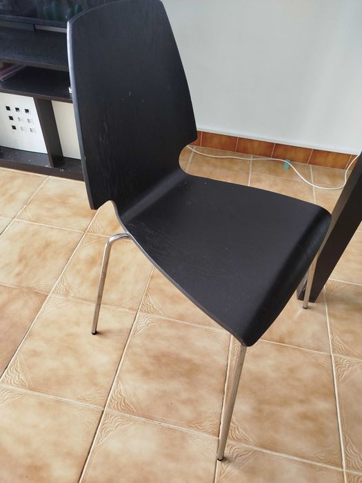 Mesa preta extensível com 4 cadeiras