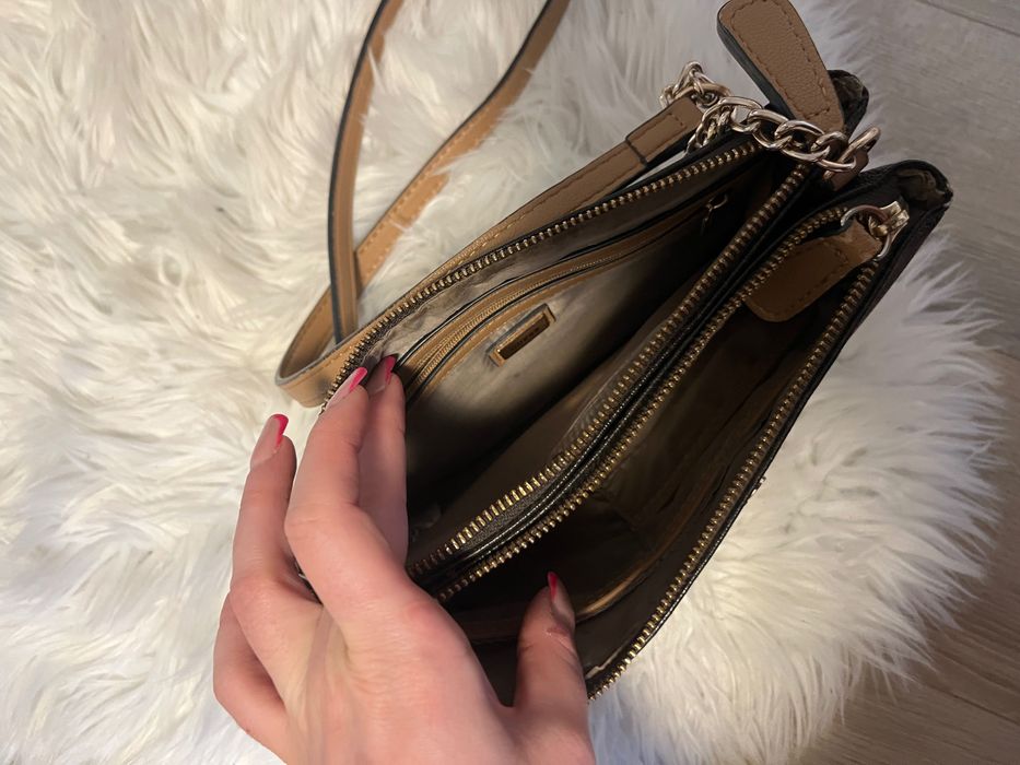 Torebka GUESS monogram na długim łańcuszku