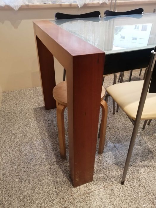 Mesa refeição de madeira e vidro temperado.