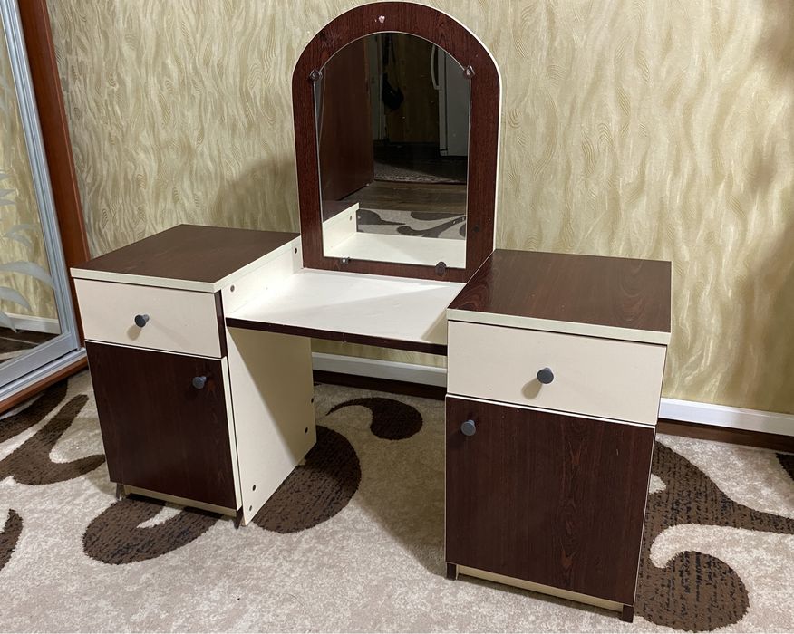 Детское трюмо с зеркалом, комод, тумбочка