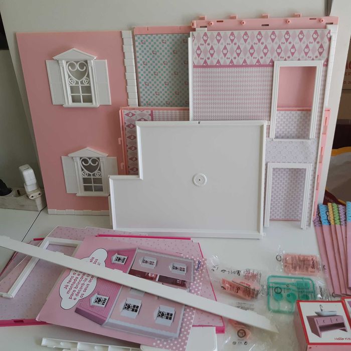 Grande Casa Bonecas Casa da Hello Kitty c/ Alguns Acessórios