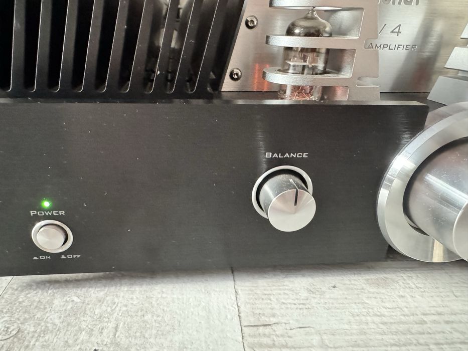 Magnat RV4 Wzmacniacz zintegrowany hybrydowy Hi-end 110W