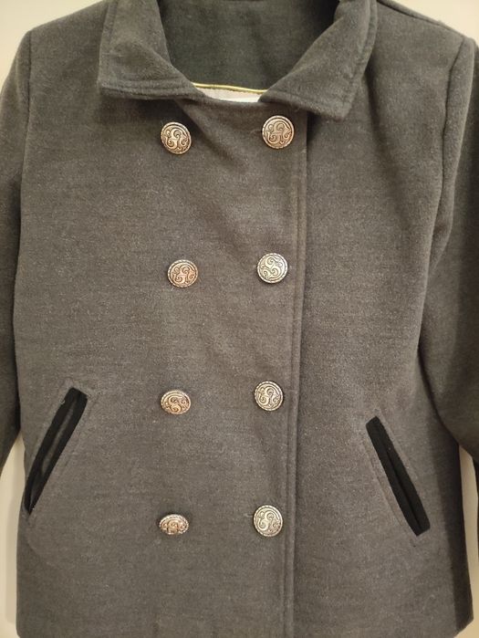 Casaco cinzento com botões