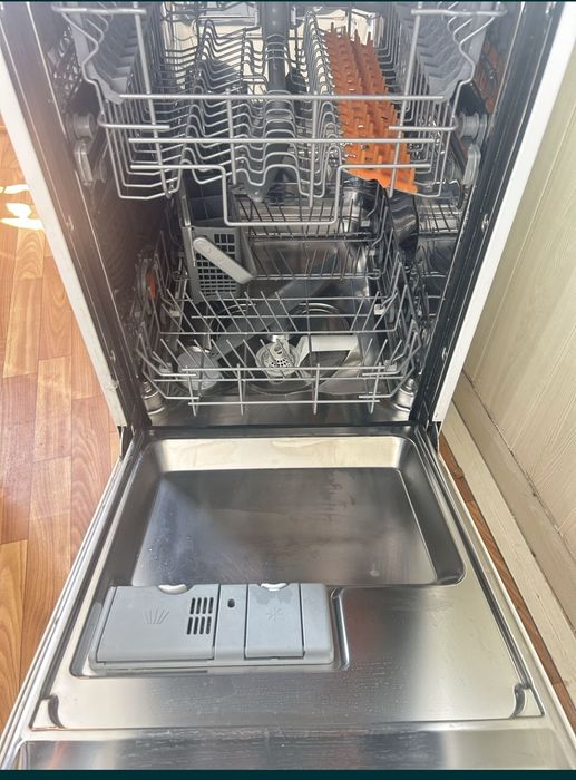 Продам посудомийну машину Electrolux