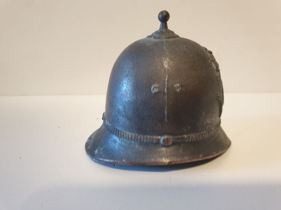 Pequena antiga campainha de mesa - capacete Metropolitan Police