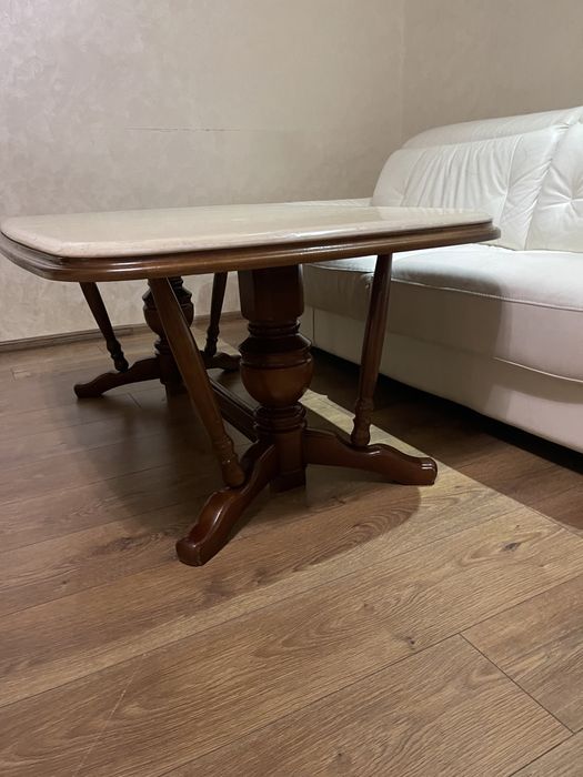 Стіл журнальний з мармуром