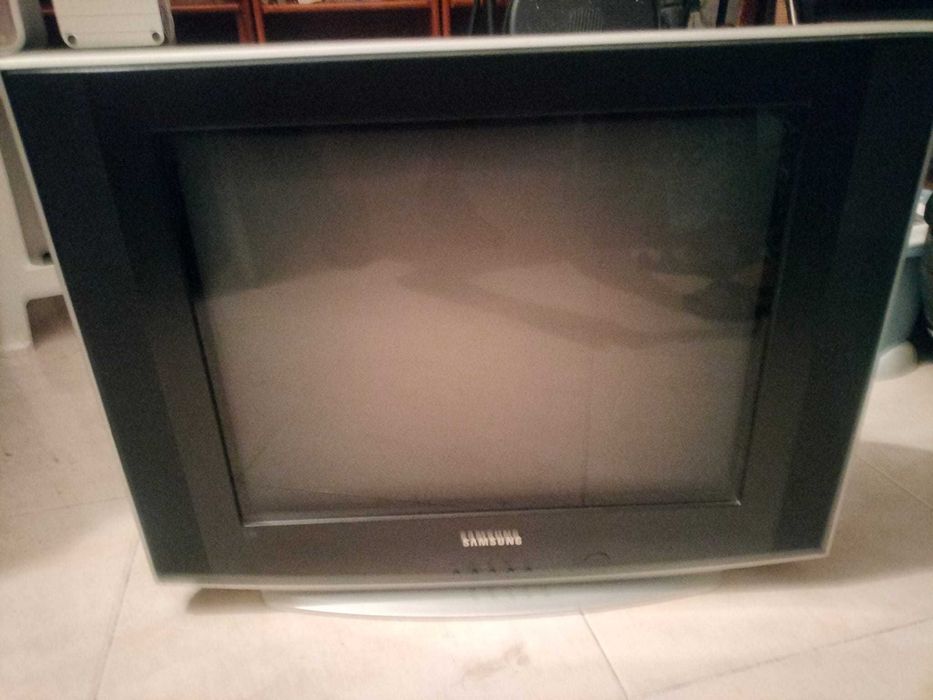 TV Samsung (Não é smart) a funcionar.