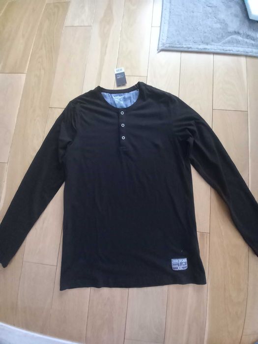 Bluza męska z guzikami.