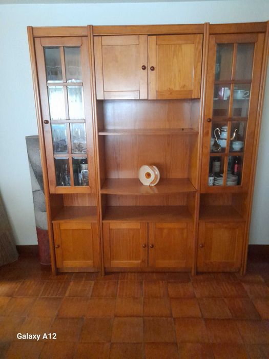 Estante mais mesa com cadeiras