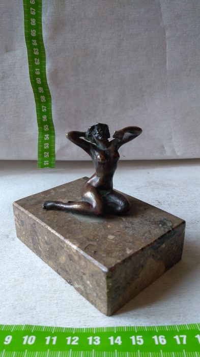 Figurka , akt kobiety z brązu zamienię