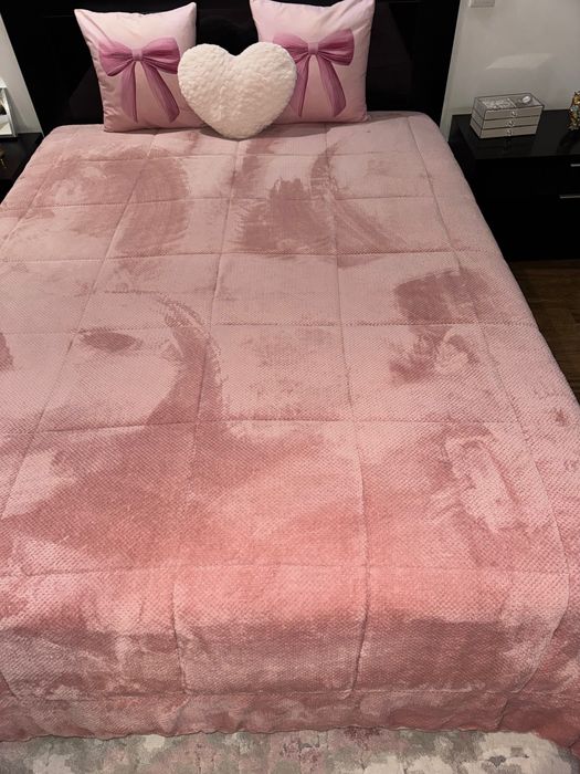 Edredão rosa, grande, cama de casal