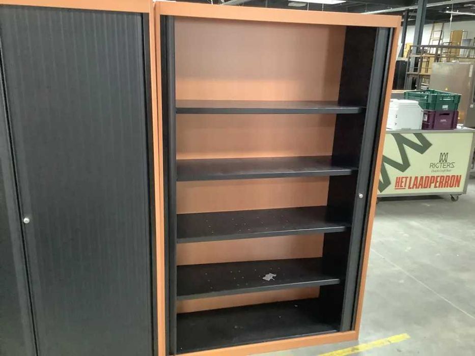 Szafa z drzwiami żaluzjowymi