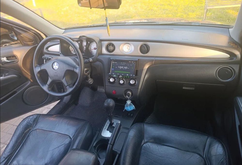Повнопривідний кросовер Mitsubishi Outlander газ-бензин