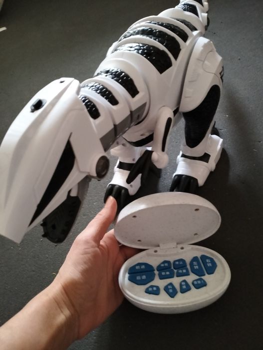 Робот динозавр на пульте