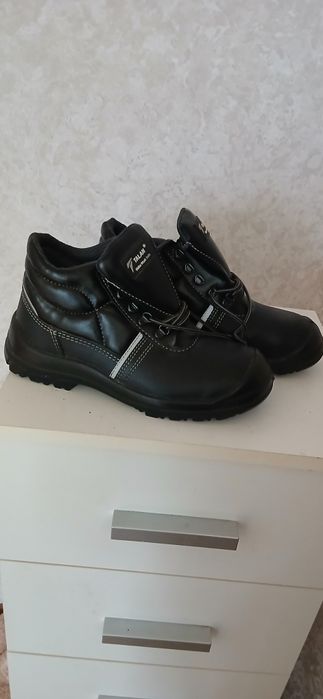 Продам робочу обувь