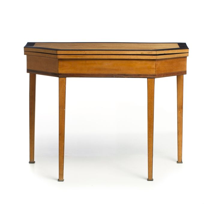 Mesa de jogo D. Maria em pau-santo e pau-cetim - Século XIX