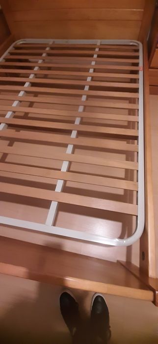 Cama casal 140cmx200 com estrado e duas mesinhas de cabeceira.