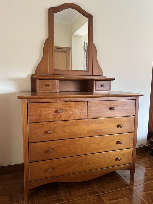 cama + móveis pequenos + cómoda com espelho + armário + mesa de apoio