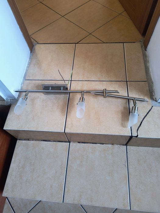 Lampa sufitowa z trzema kloszami