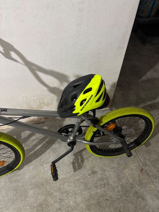 Bicicleta bmx verde e preta