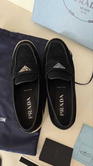 Чорні замшеві лофери Prada.