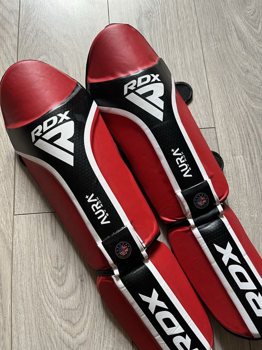 RDX Shin Instep Aura Plus T-17 (Red/Black), накладки щитки на ноги RDX