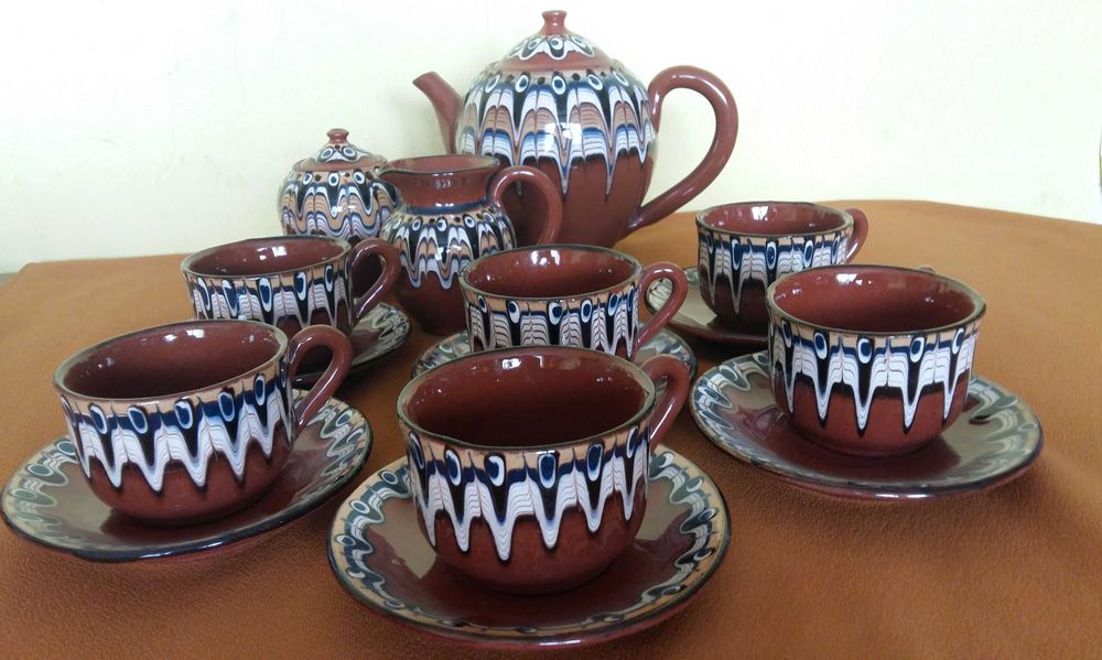 Zestaw ceramiczny bułgarski. Filiżanki, mlecznik, cukiernica, dzbanek.