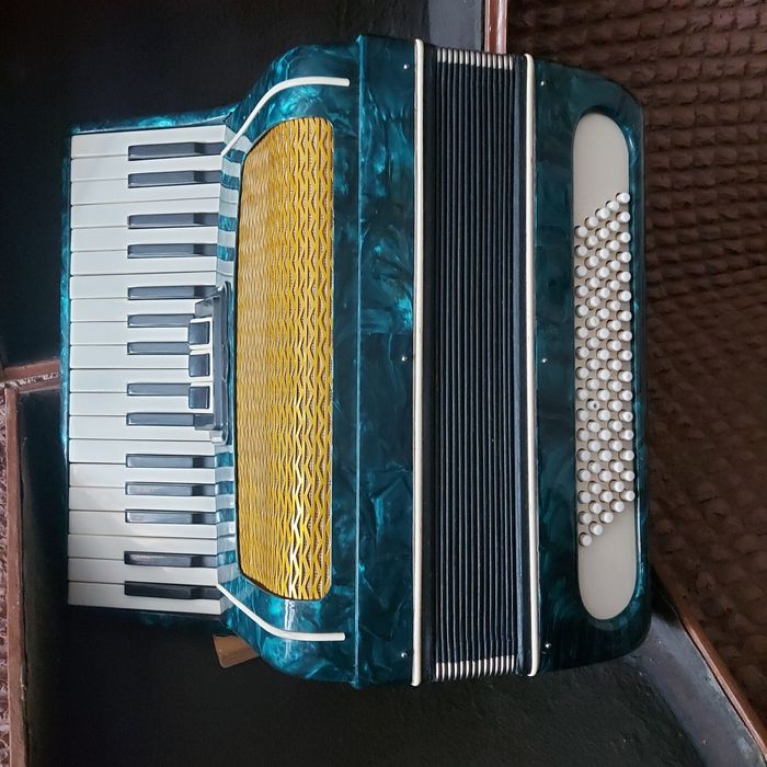 Аккордеон "Волна" с футляром