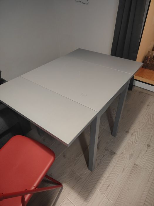 Mesa com abas laterais